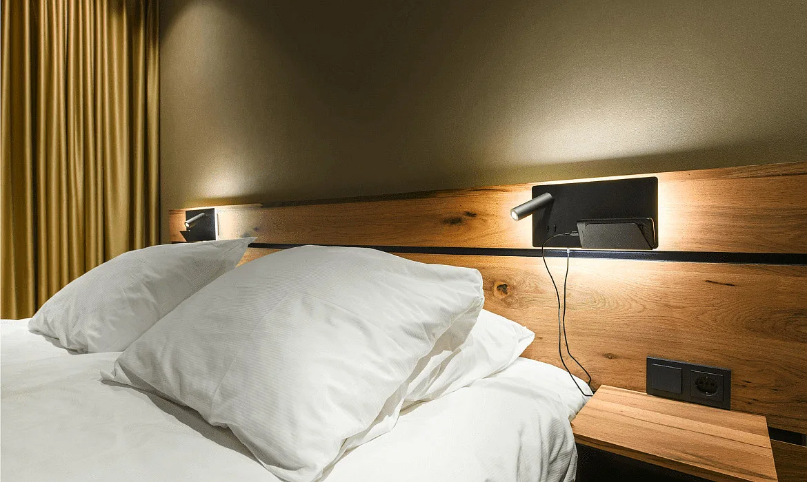 SLV LED Wall luminaire SOMNILA SPOT Indoor, 13W, 3000K, Spot 65lm, incl. USB port, Spot left, black, back light 370lm SLV LED Wall luminaire SOMNILA SPOT Indoor, 13W, 3000K, Spot 65lm, incl. USB port, Spot left, black, back light 370lm