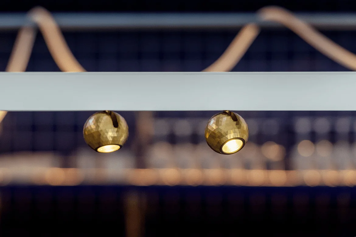 SLV Dekorativer LED 1-Phasen Strahler DYSKO, IP20, 6.7W 2700K 750lm 36°, CRi>90, dimmbar, Gold / Adapter schwarz SLV Dekorativer LED 1-Phasen Strahler DYSKO, IP20, 6.7W 2700K 750lm 36°, CRi>90, dimmbar, Gold / Adapter schwarz